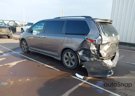 2014 Toyota Sienna Se 8 Passenger z USA, uszkodzony, nr VIN 5TDXK3DC9ES464181